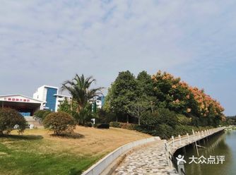 游泳池，健身房，都是户外的，水乡园林那种