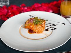 香煎三文鱼配番茄洋葱酸豆莎莎-YUE·6·西式融合餐厅(外滩六号店)