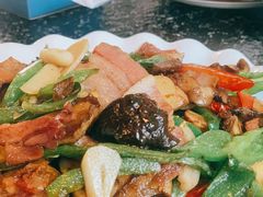 腊肉炒菌菇-海韵人家.海景花园经典云南菜(双廊店)