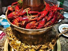 霸道龙虾拿下蛙-沪小二炭火蛙锅(淮海中路美食不夜城店)