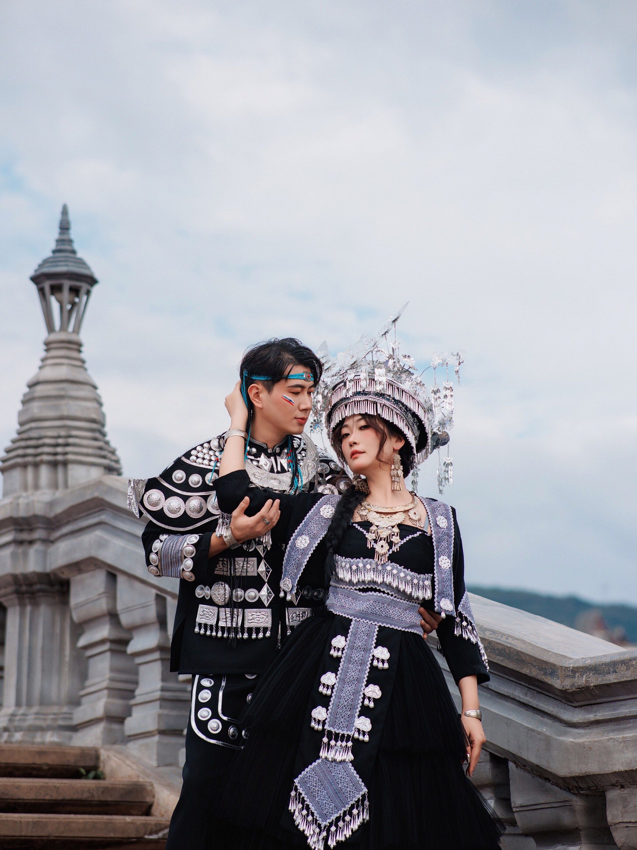 告庄的白天,也可以拍一套飒飒的苗族情侣写真