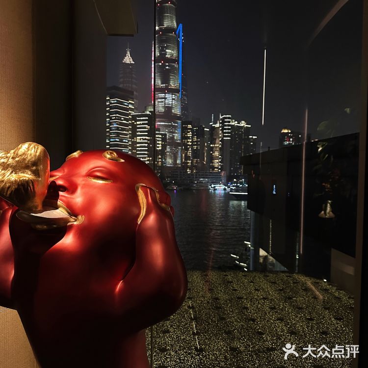 在上海的繁华地带，有一家独特的初筵火锅