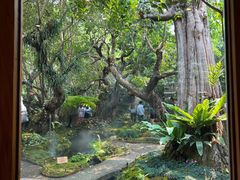 -Chom Cafe and Restaurant