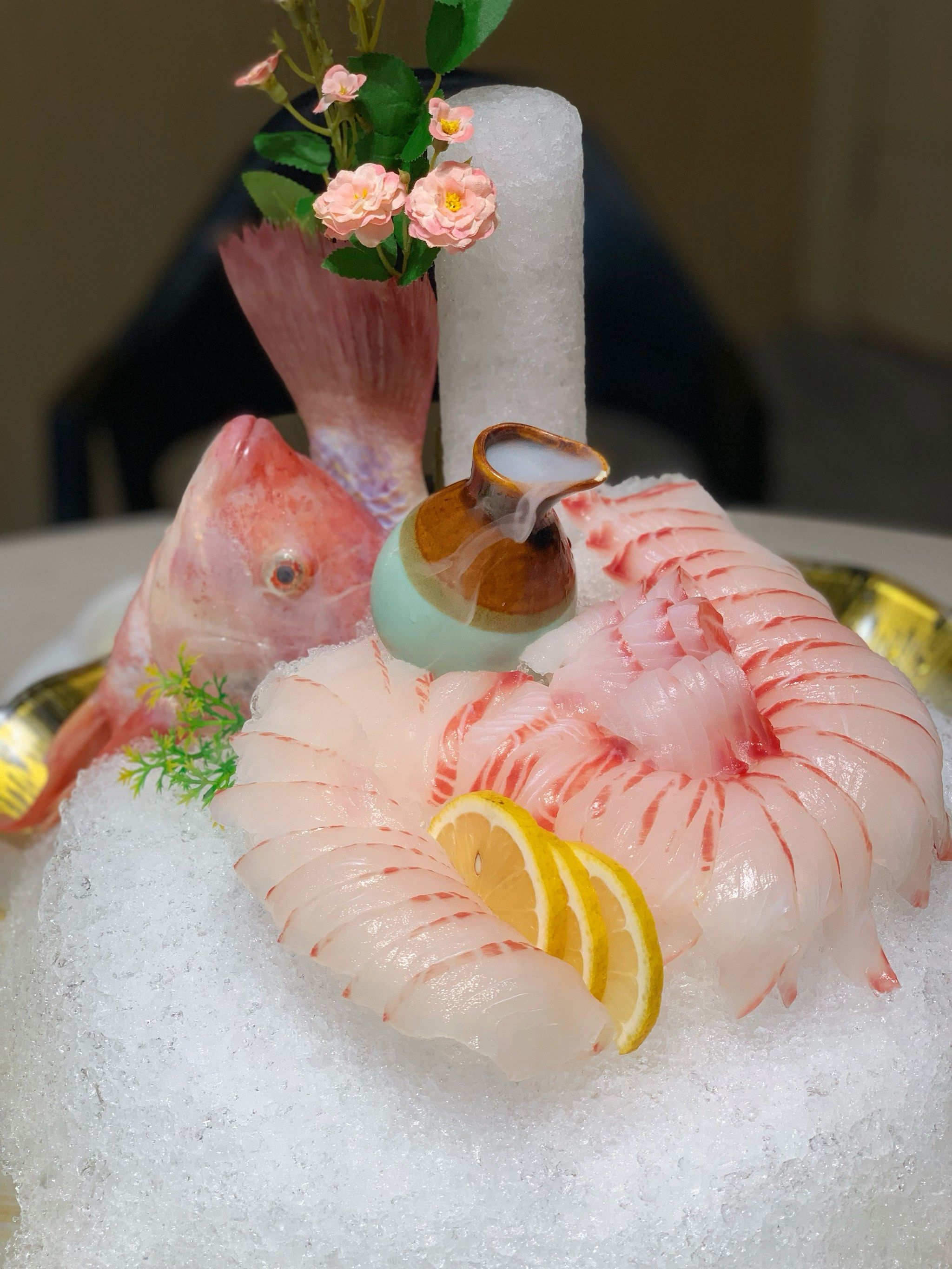 这年头!来吃鱼生都带证书了!