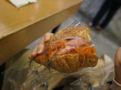烟熏三文鱼牛角-PAPER STONE BAKERY(天环店)