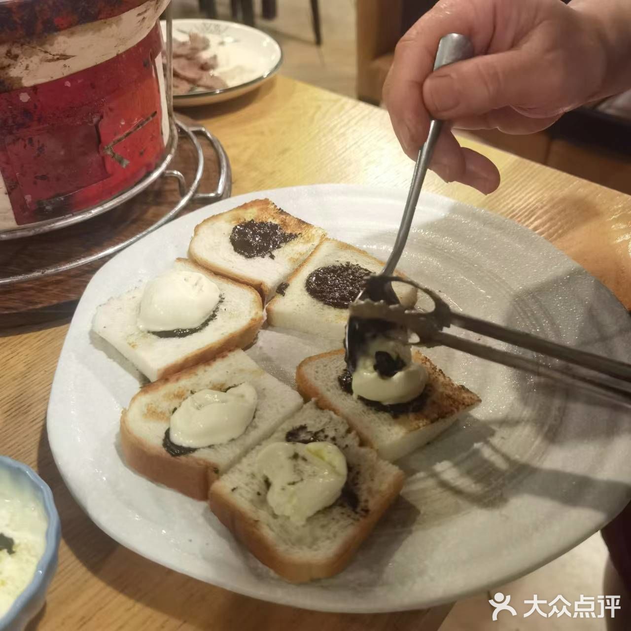 人很客气 包房是那种纯日式的榻榻米 感觉十足!