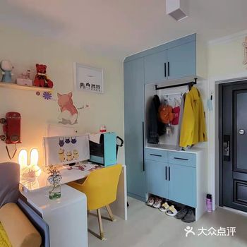 这是个婚房，所以色彩比较鲜艳，都是根据女主人的喜好做