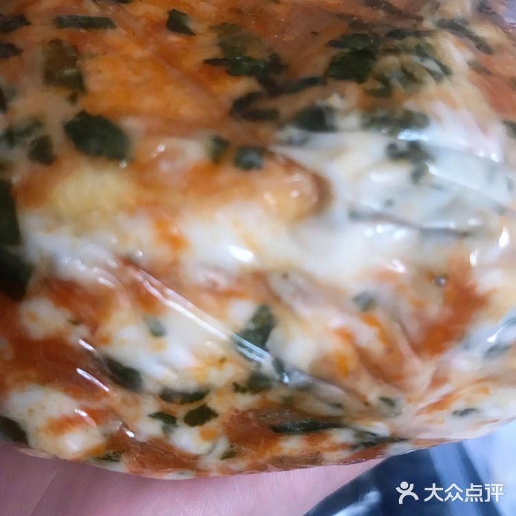 一层芋泥，没有过度添加糖份，芋泥绵密，我最喜欢麻薯