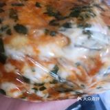 一层芋泥，没有过度添加糖份，芋泥绵密，我最喜欢麻薯