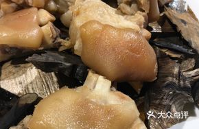 Steamed Pig Trotter with Herbal Roots