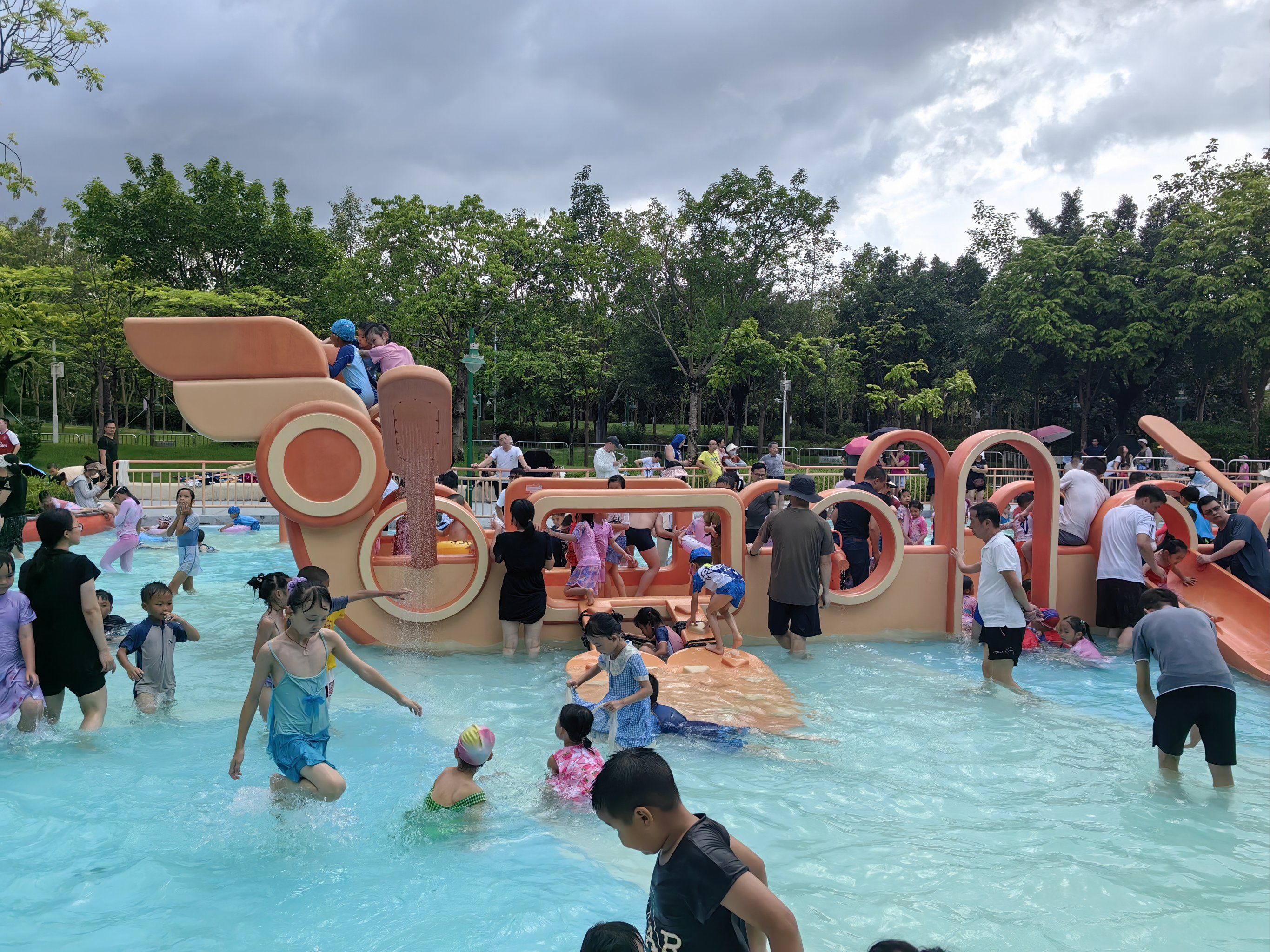 天天领红包 广州儿童公园戏水乐园,对小孩子特别友好,夏天玩水才是主