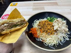 -两勺子一碗口水鸡拌面