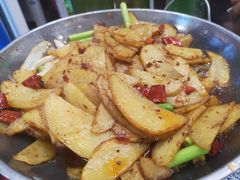 干锅土豆片-天添纸包鸡家常菜