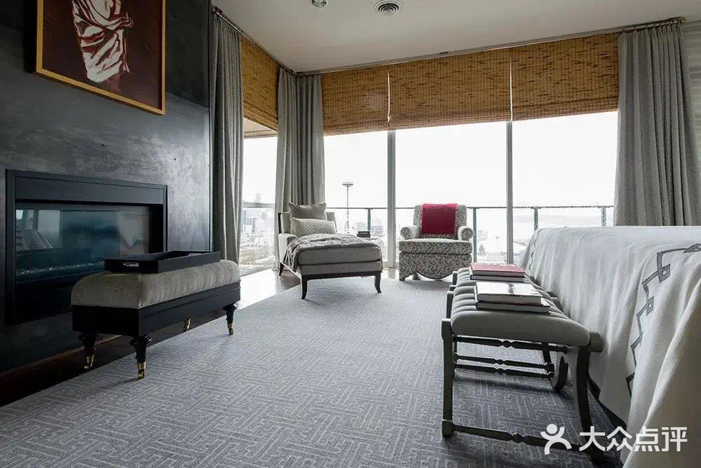 在布艺搭配中，灰、白、红，三色创造了独特的装饰性