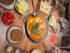 -野山舂·贵州现舂酸汤火锅(鸿通城店)