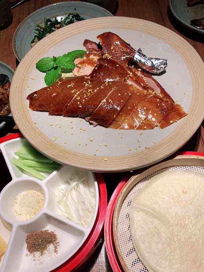 青年公社(宝杨宝龙广场店)-"招牌烤鸭色香味俱全,味道不错,就是饼有点