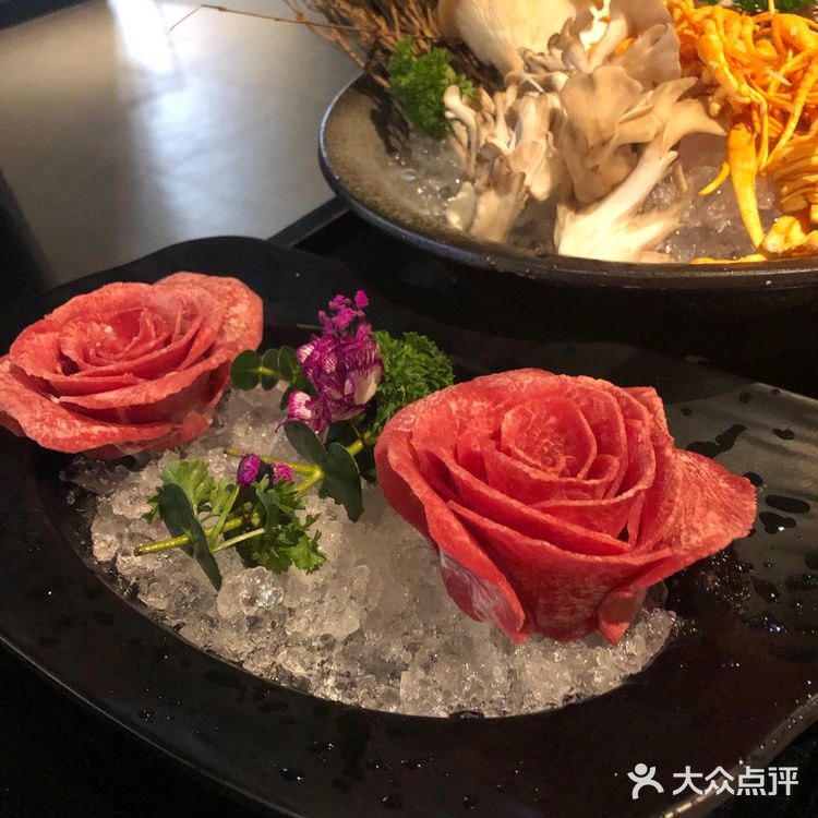 点了套餐另外加菜。服务员非常热情，一直帮忙