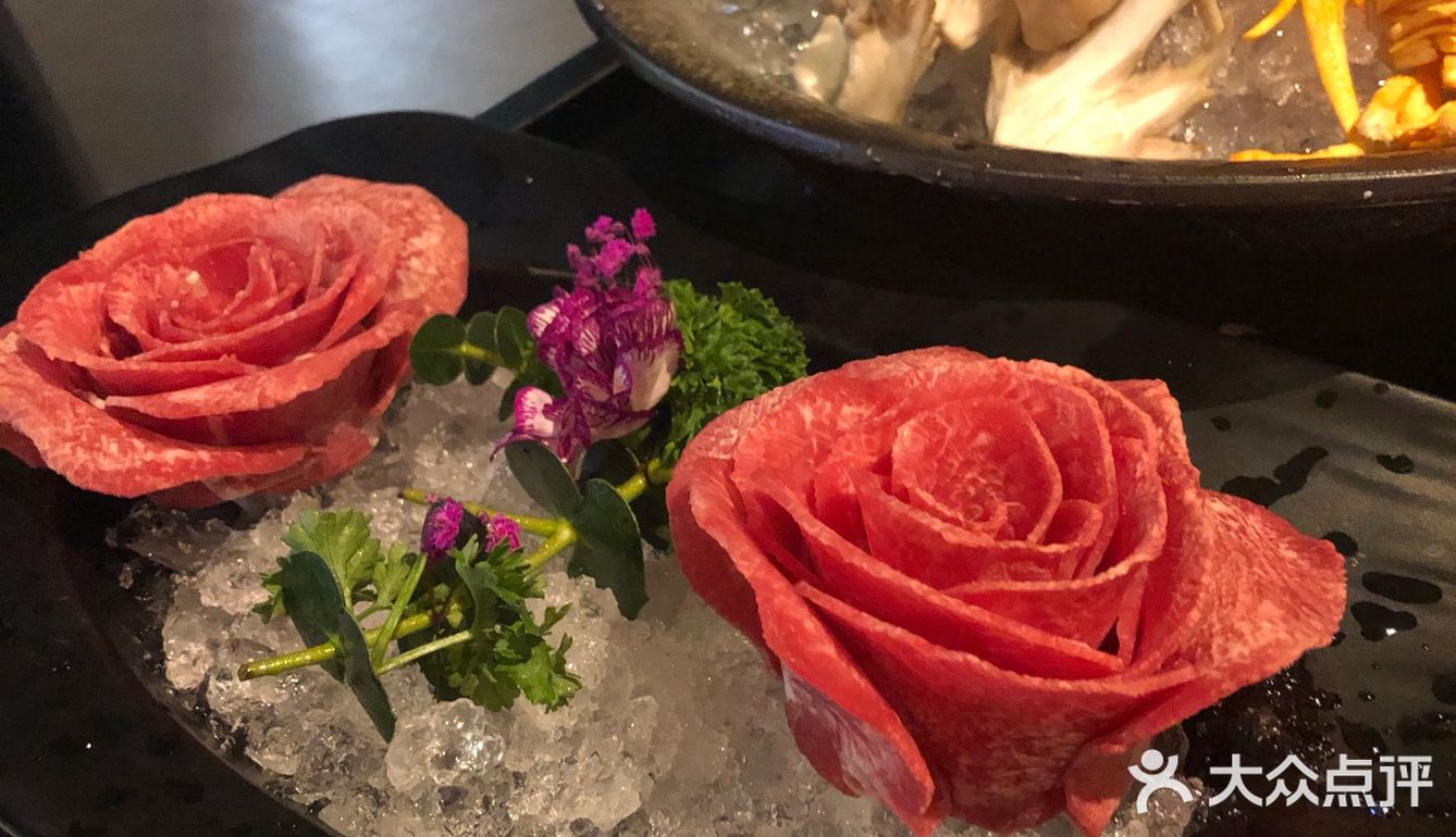 点了套餐另外加菜。服务员非常热情，一直帮忙