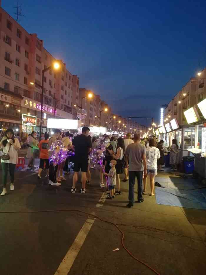 珲春街夜市"终于开了久闻了得珲春街夜市,去的人不是很.