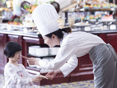 女厨师与小客人-湖北文旅洪宾红莲湖酒店