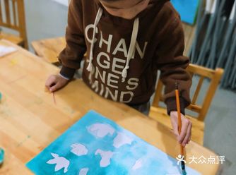 学生们都在认真的创作中…
