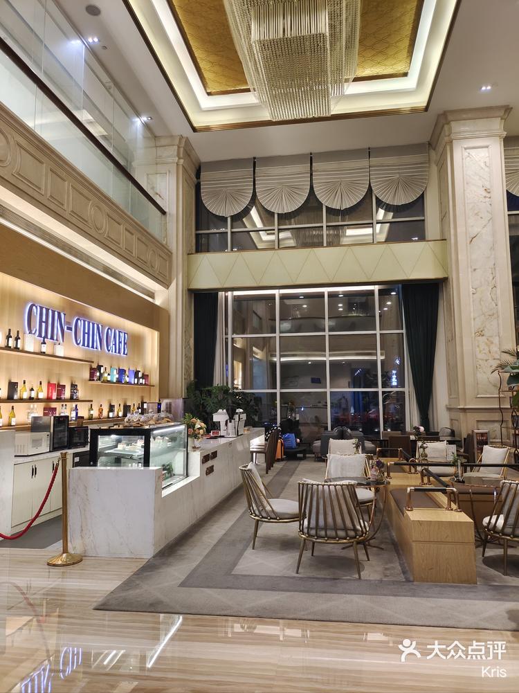 打卡小众咖啡厅热带风情大堂咖啡吧一杯拿铁静享午后闲暇时光