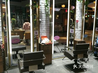 每个工作人员都带了口罩，门口也有信息登记