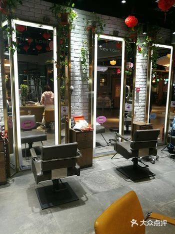 每个工作人员都带了口罩,门口也有信息登记