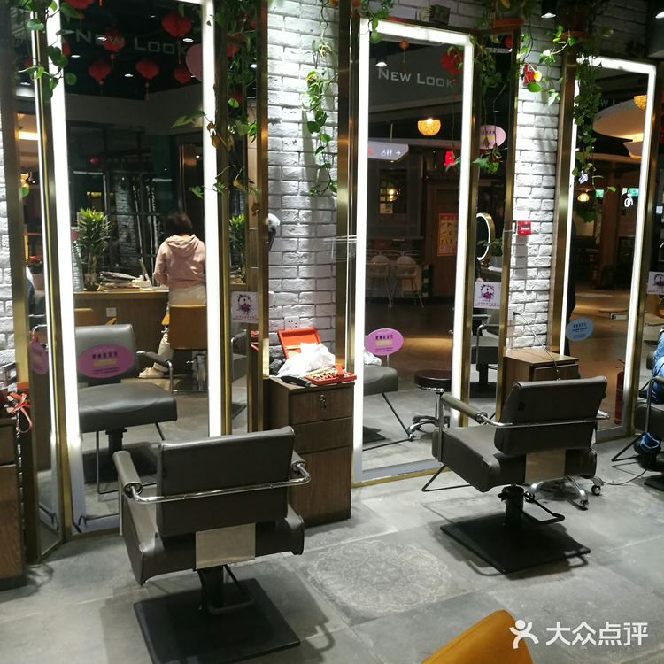 每个工作人员都带了口罩，门口也有信息登记