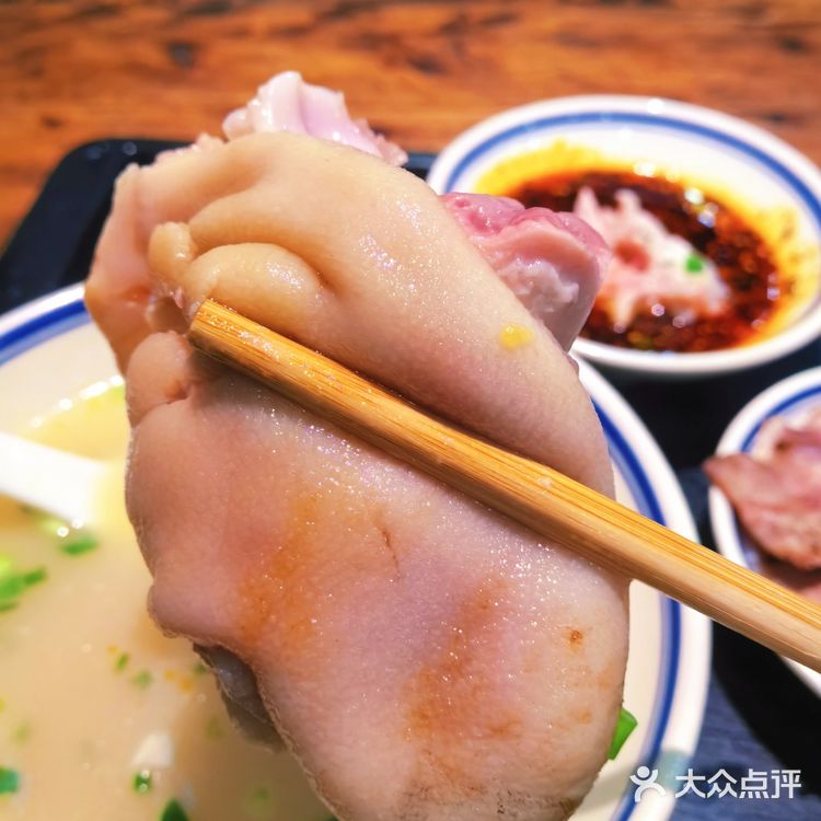 解放碑协信星光背后的一家宝藏午餐店，软糯滑嫩的蹄花！