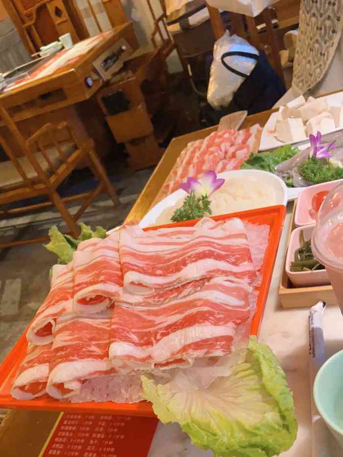 小酥肉差评 太硬了 炸的太老了 咬的费劲 虾滑挺实在 羊肉卷还可以