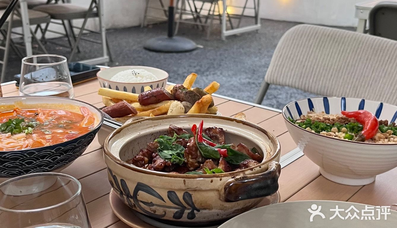 成都氛围露天晚餐