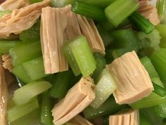 芹菜腐竹-宝瑞门钉肉饼店