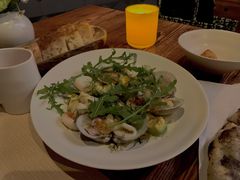 温热海鲜沙拉配牛油果-Mercato莫卡多露台餐厅与酒吧(K11店)