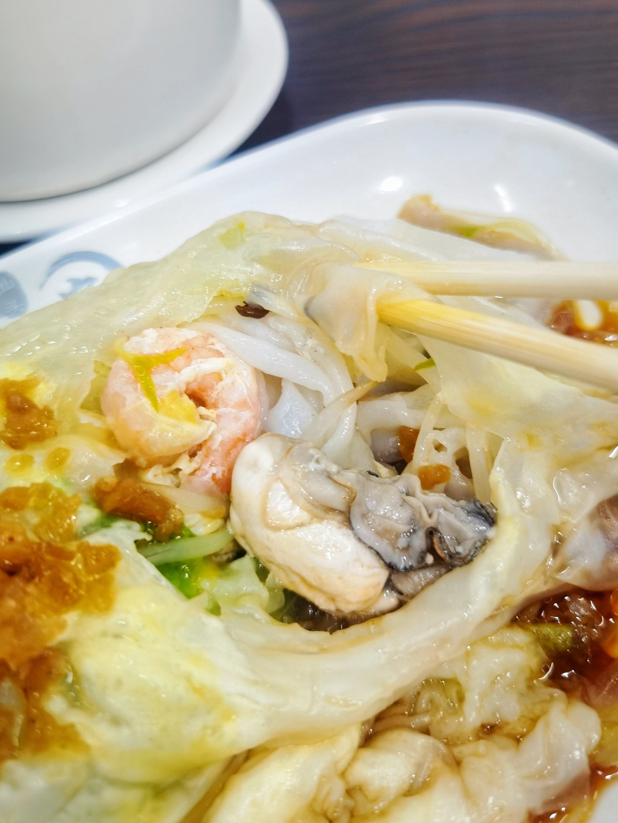 十二中的姚家肠粉,这次我点的是海鲜肠粉,老板手法娴熟地将米浆轻轻