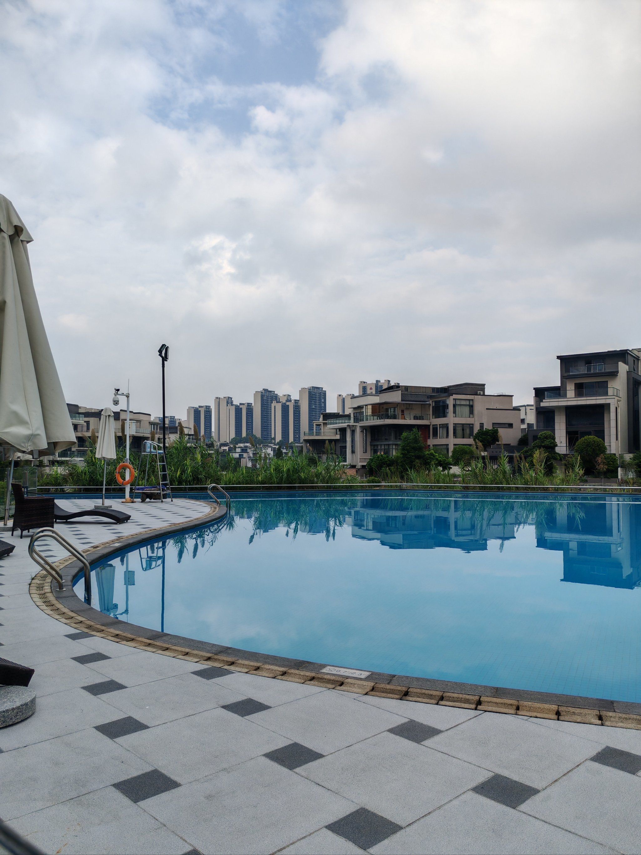 这边有两个游泳池,一个是室内的恒温泳池,另外一个就是露天的景观泳池