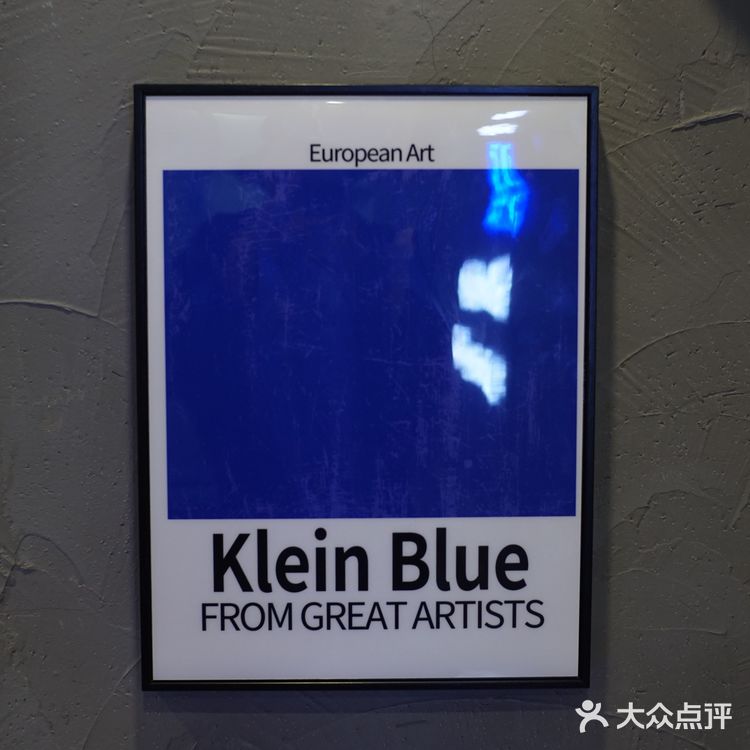 提拉米苏奶茶的吸管上搭配了一个笑脸磅蛋糕