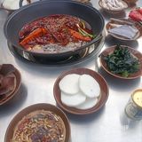 我点了我爱吃的毛肚和虾饺. 这家店的锅底非常有料