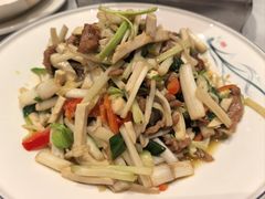 芹菜芽炒肉丝-老奶奶私房菜(天台里街店)