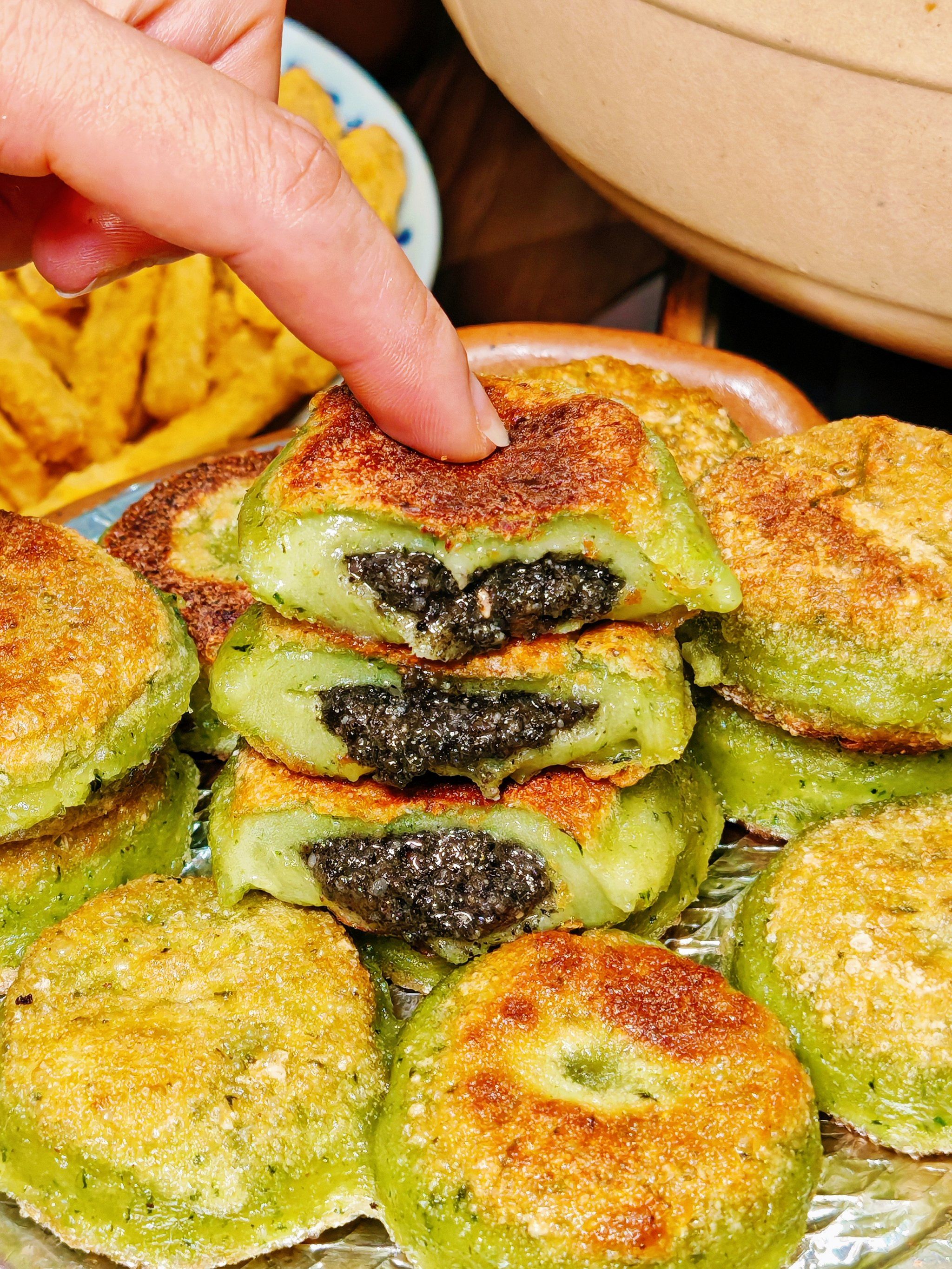 尝了一口糯叽叽野菜糍粑,真的没ren住