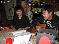 左面，是会打鼓的帅气bar&nbsp;tender-南锣鼓巷吉他吧(鼓楼店)