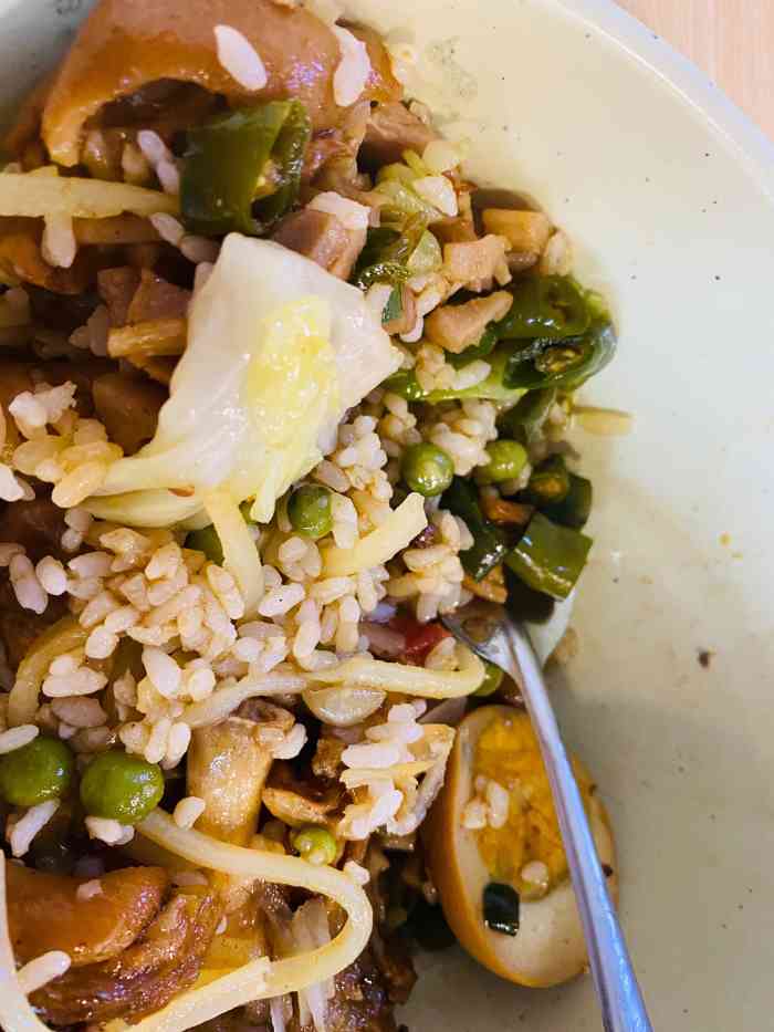 卤小灶多汁卤肉饭·豆汤饭"小吃街里的一家快餐店,经常一个人不晓得