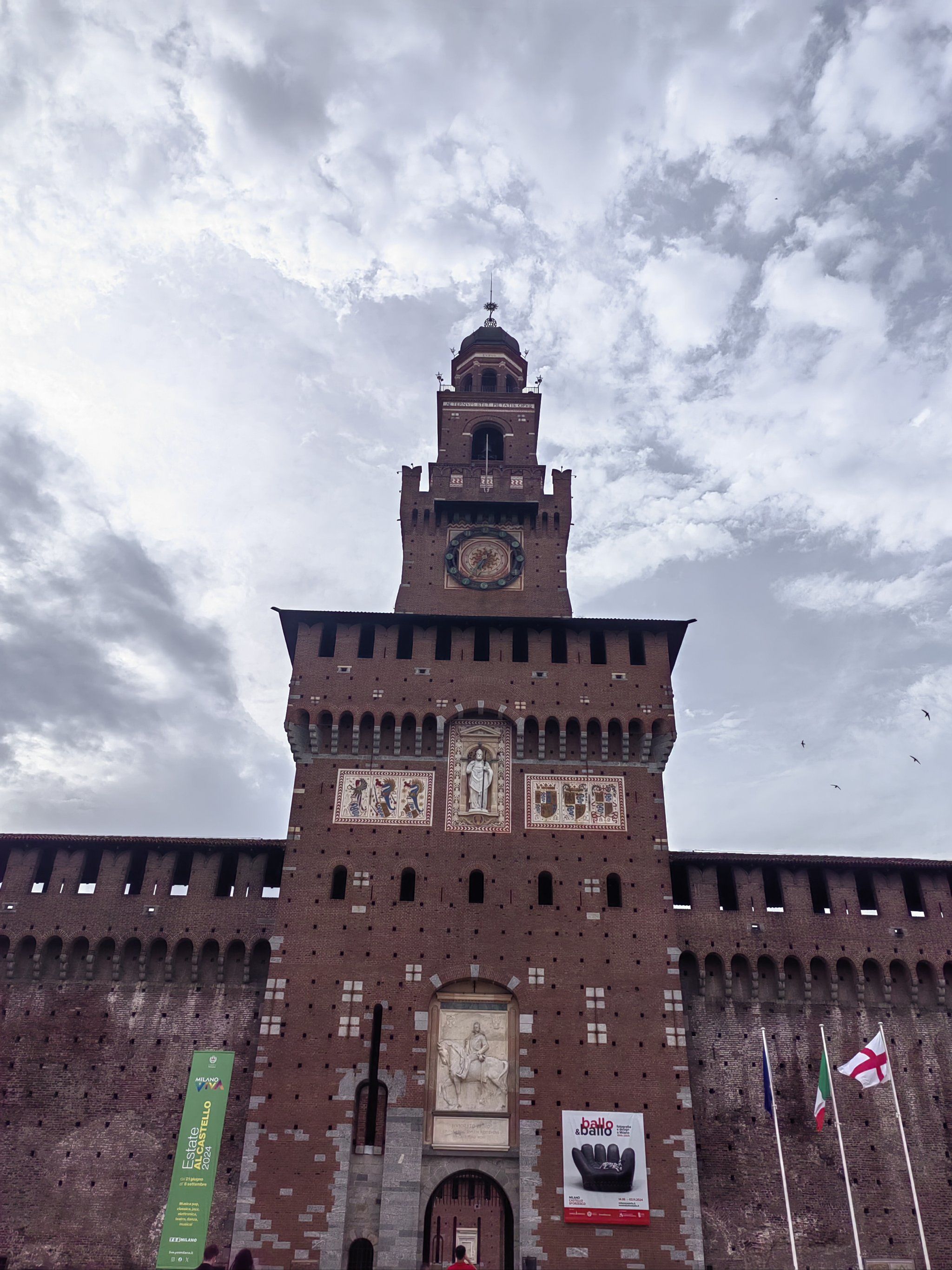 米兰吃逛逛最后一个景点,斯福尔扎古堡,传说是中世纪建成的,后来经过