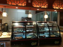 面包甜点陈列柜-火焰山自助烧烤涮石板烤肉(新华大街店)