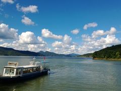 湖面与游船-松花湖风景名胜区