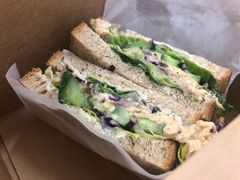 香浓吞拿鱼彩蔬大嘴三明治-星巴克(深圳北站B5检票口)