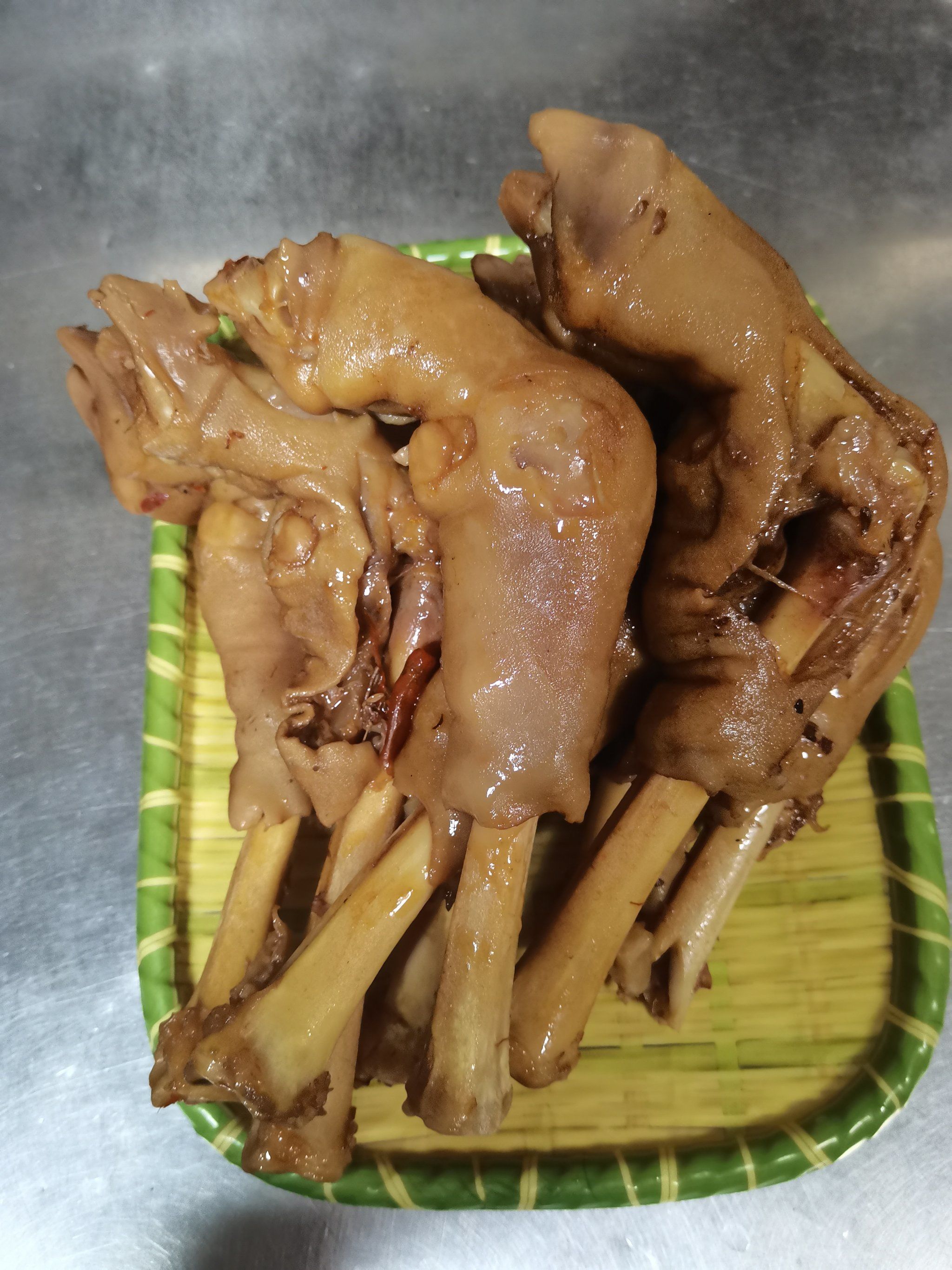 听朋友说这家店的麻辣羊蹄很好吃,今天一个