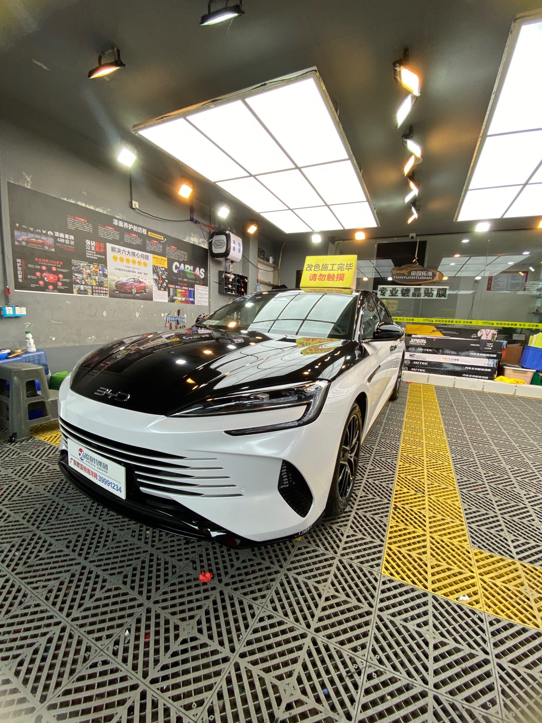 比亚迪海豹黑白双拼改色