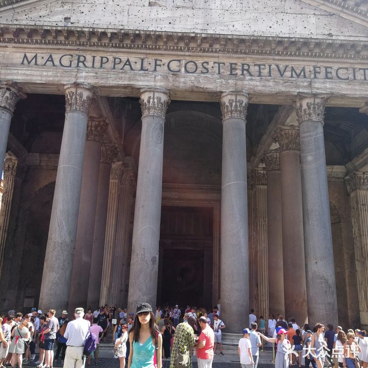 万神殿前好多人，排队排了很久