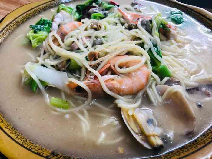 地址位于宏路听朋友说这里的焖面很好吃就跑来试了试店铺不大环境一般